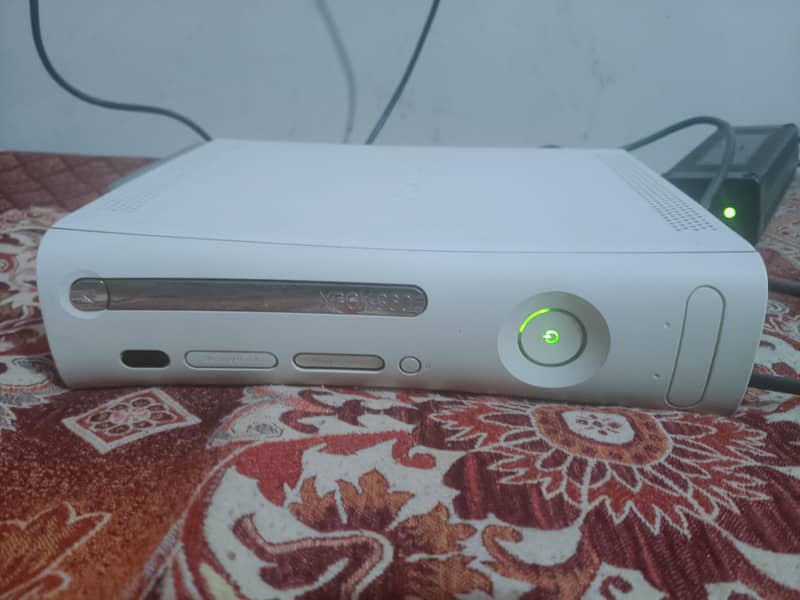 Xbox 360 console with one controller 0