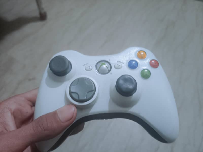 Xbox 360 console with one controller 1