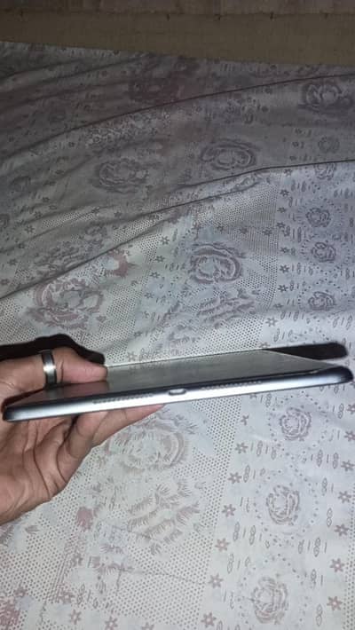 I PAD 9 GENERATION  WITH BOX AND CHARGER IN GOOD CONTION
