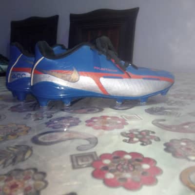 Nike phantom toes shoes in black, blue colour size is 39