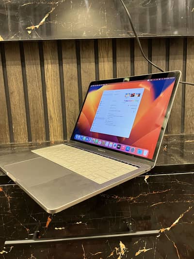 Apple mac-book 2017 pro