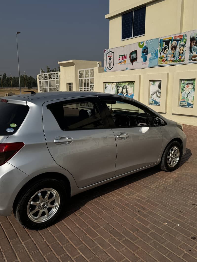 TOYOTA VITZ 2012/2015 - Cars - 1111182424