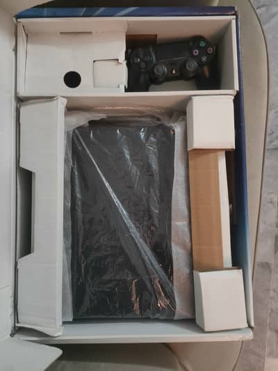 Playstation 4 Fat With orignal box and 2 controllers