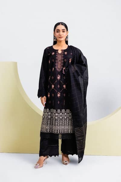 Women's stunning Embroidered lawn Suit - 3 pcs