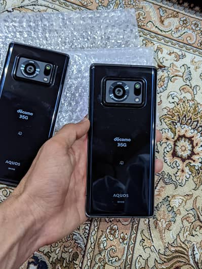 Aquos R6 non pta sim working ma hai waterproof set hai white spots hai