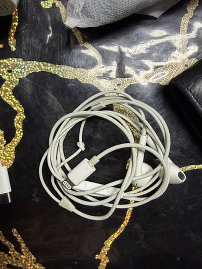Iphone lightening earphones ( Original )