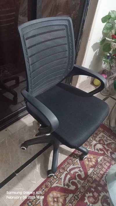 7 Office Chairs with table