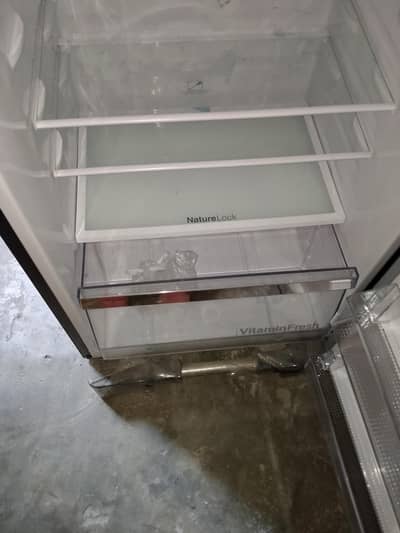 Dawlance ka fridge hai size medium hai bilkul new hai 1 months use