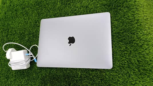 Apple Macbook Pro 2017, 13.3 inch, Touch Bar,Core i7, 16GB RAM