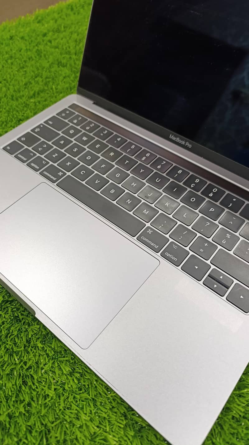 apple-macbook-pro-2017-13-3-inch-touch-bar-core-i7-16gb-ram