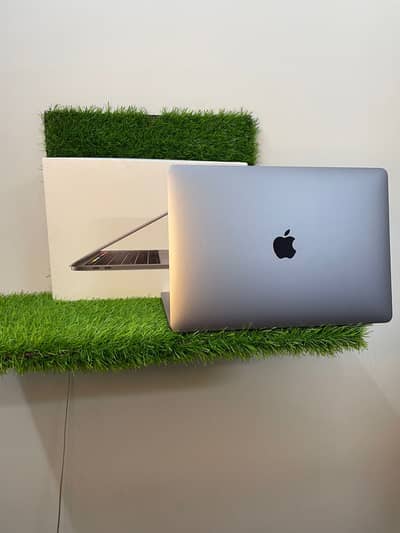 Apple MacBook pro 2019 / 2020 13 inch core i5 touch bar