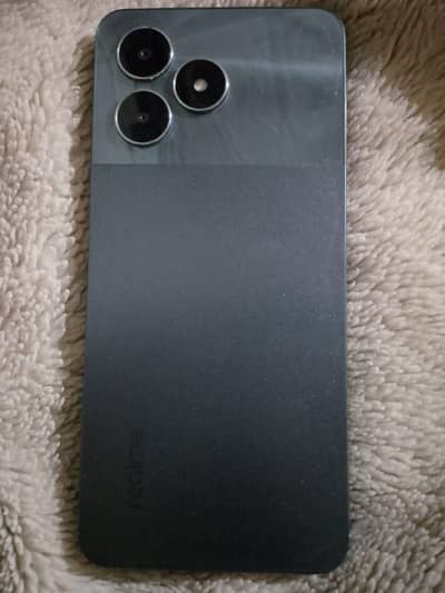 complete Saman hai 2 month warranty baqi hai charger hai daba hai