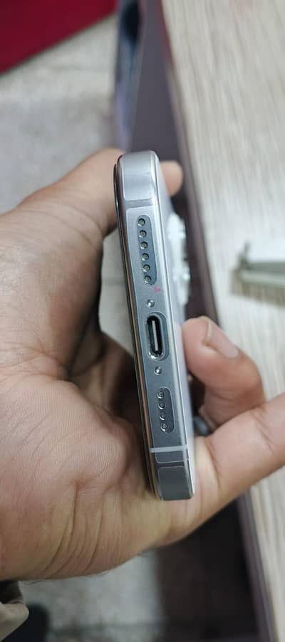 16 pro max white titanium