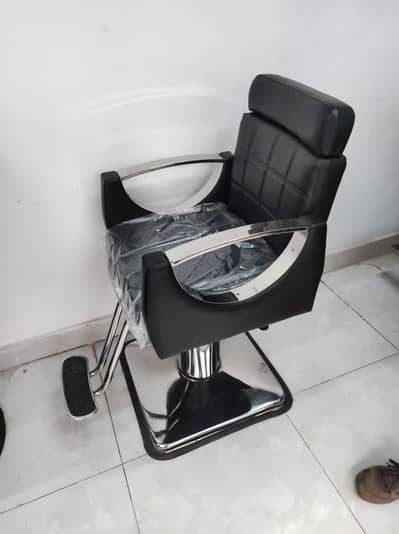 Saloon Chairs / Parlour Chairs / Cutting Chairs / Barber Chairs