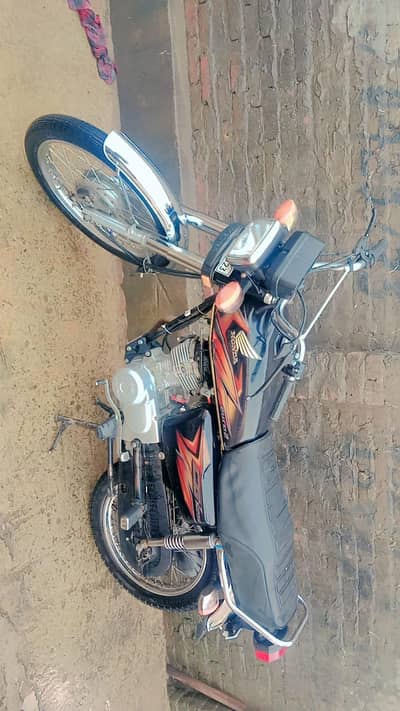 sale Honda 125 new condition one hand use original spare part.