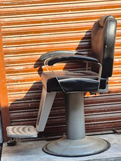 salon chair 12 months used in very good condition
