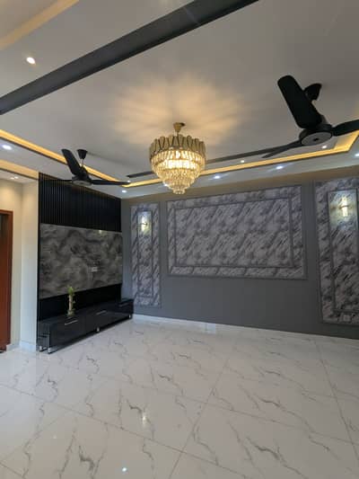 10MARLA LOWER PORTION FOR RENT IN NASHEMAN IQBAL PHASE 2 COLLEGE ROAD LAHORE BIJLI PANI AVAILABLE USE FOR FAMILY BRAND NEW TYPR PORTION