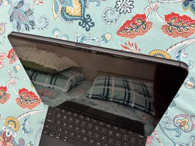 Apple ipad pro 512gb good condition genuine keypad