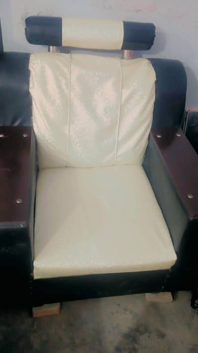 5 seater a good condition hai white color hai