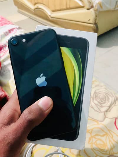 iPhone SE 2020 with box