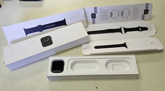 Apple Watch Series 5 - 40mm (Complete Box)