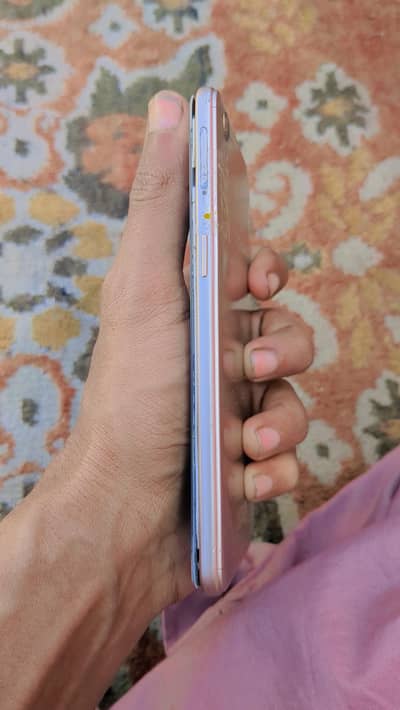I'm selling oppo A37   contact 03123459617