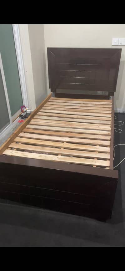 Single Bed . . Almari Medium