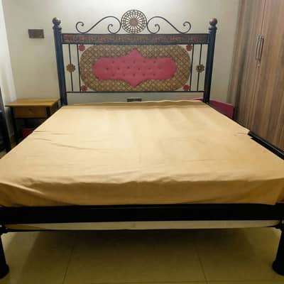 Double bed with two sidetables and dressing table