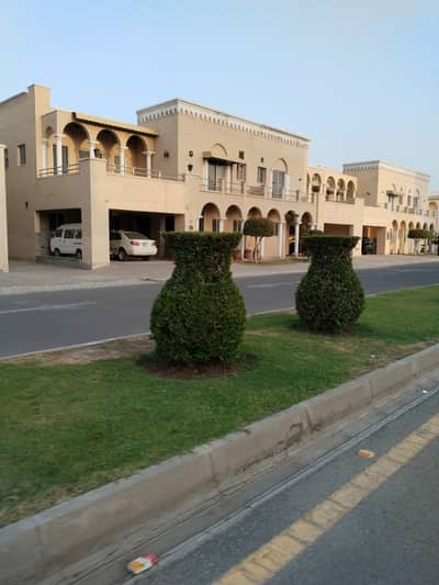 I Rent out a one Kanal Villa in Bahria Orchard Lahore Phase 1. Gas available