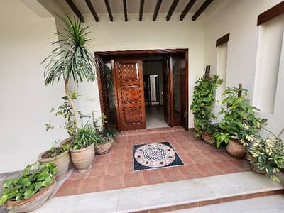 Prime Location Luxury 6 Bedroom House