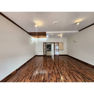 Beautiful Luxurious House With Swimming Pool