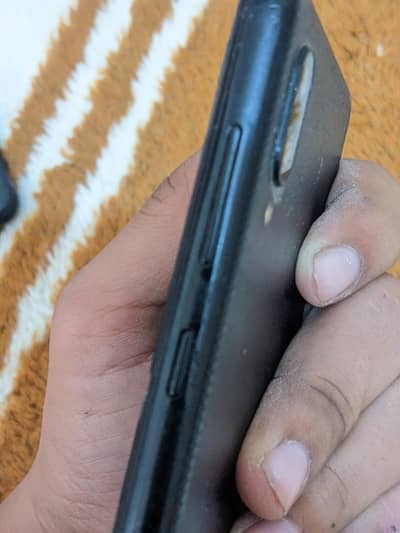 hume iphone la na h  is Liya sell kar rh han