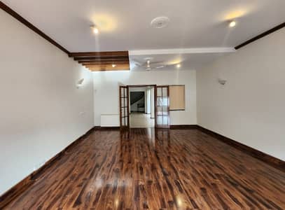 Beautiful Luxurious House With Swimming Pool