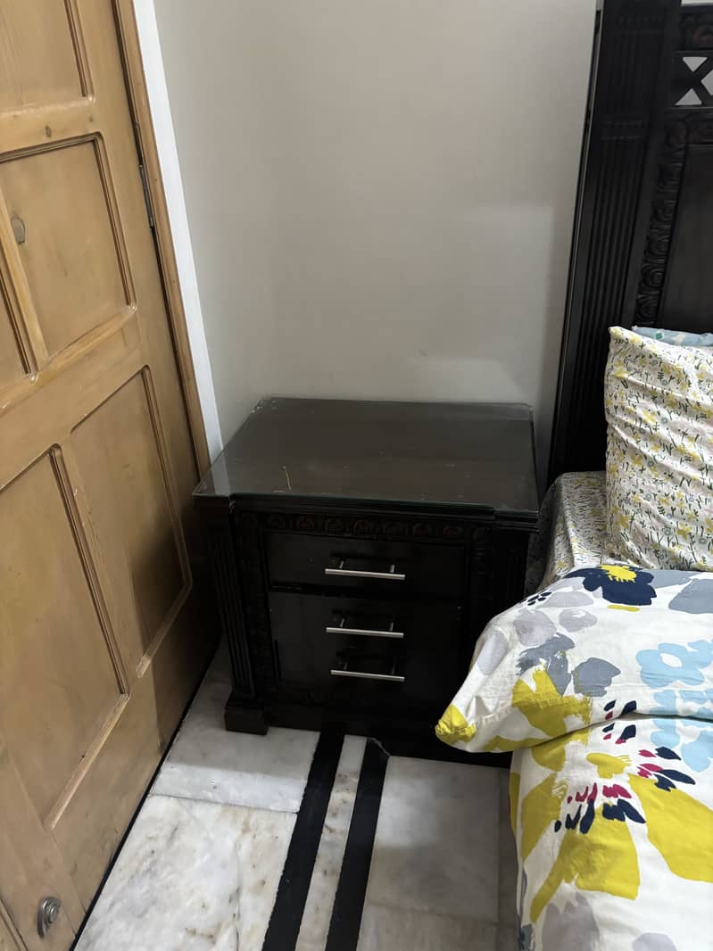 bed, side tables, dressing table, settee 1