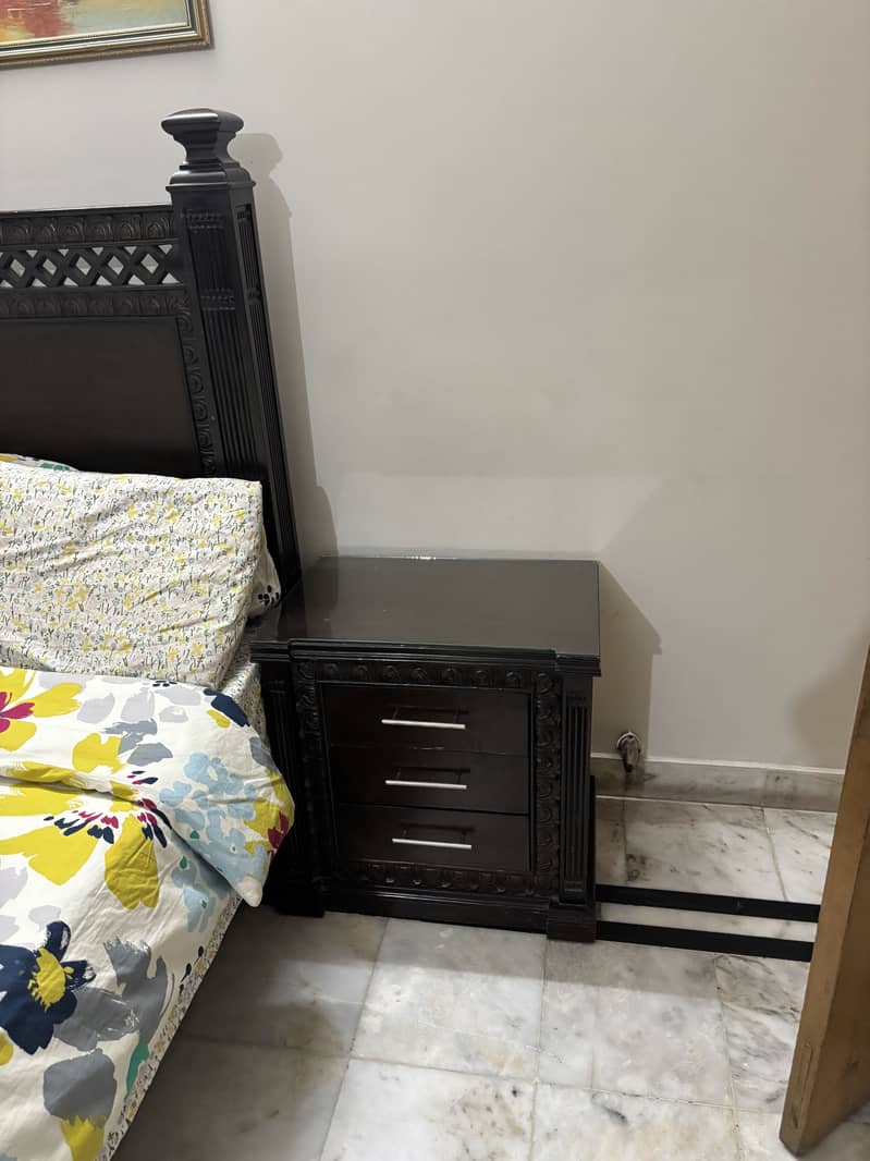 bed, side tables, dressing table, settee 3