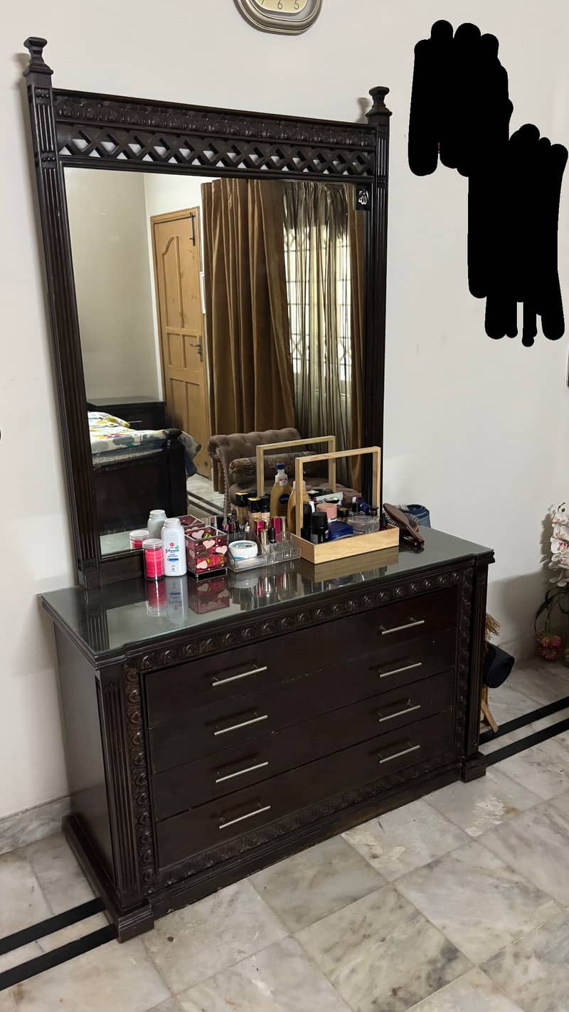 bed, side tables, dressing table, settee 7