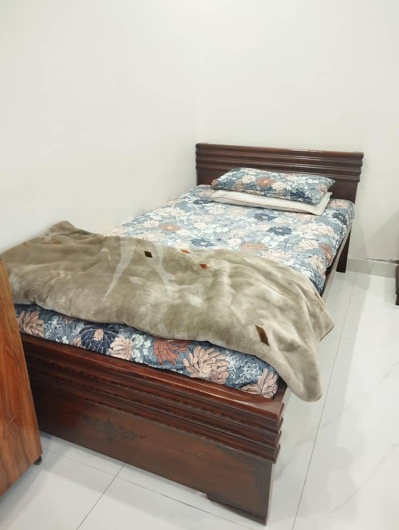 2 Single bed with one side table 0