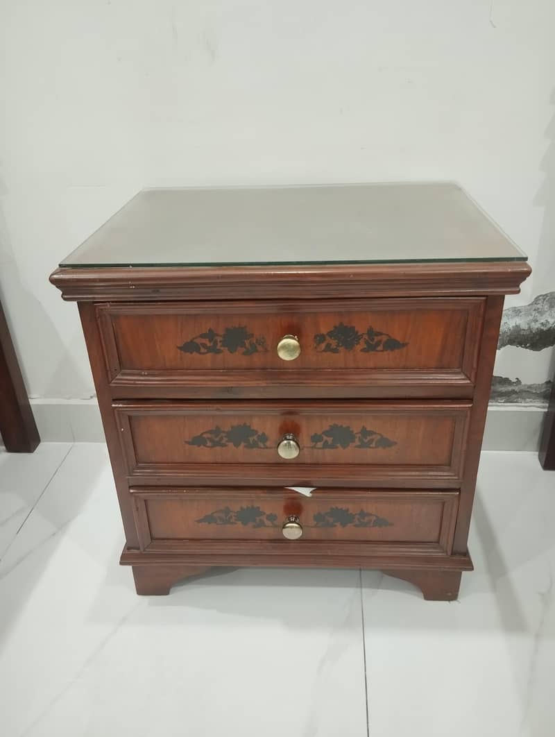 2 Single bed with one side table 4