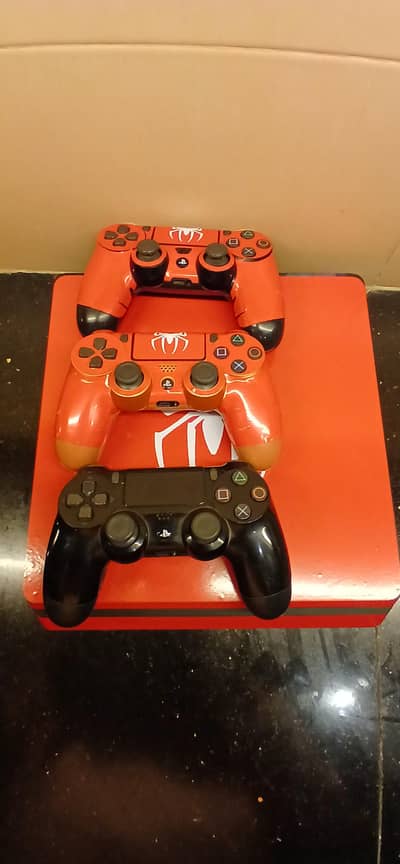 PS4 SLIM 500GB WITH 3 CONTROLLERS .