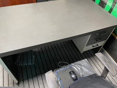 Executive Office Desk with 3 Drawers – Like New