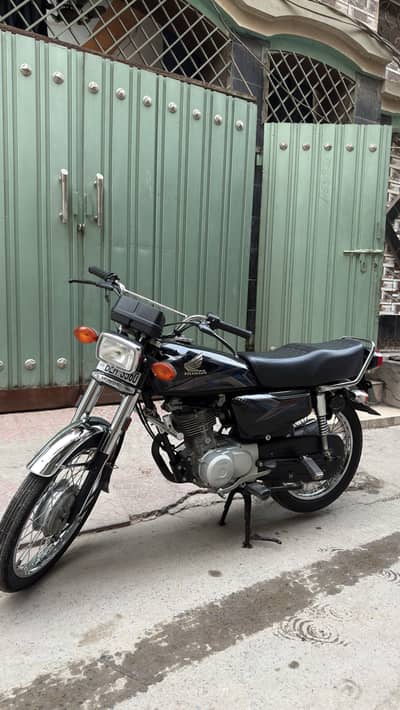 Honda 125 black colour new condition
