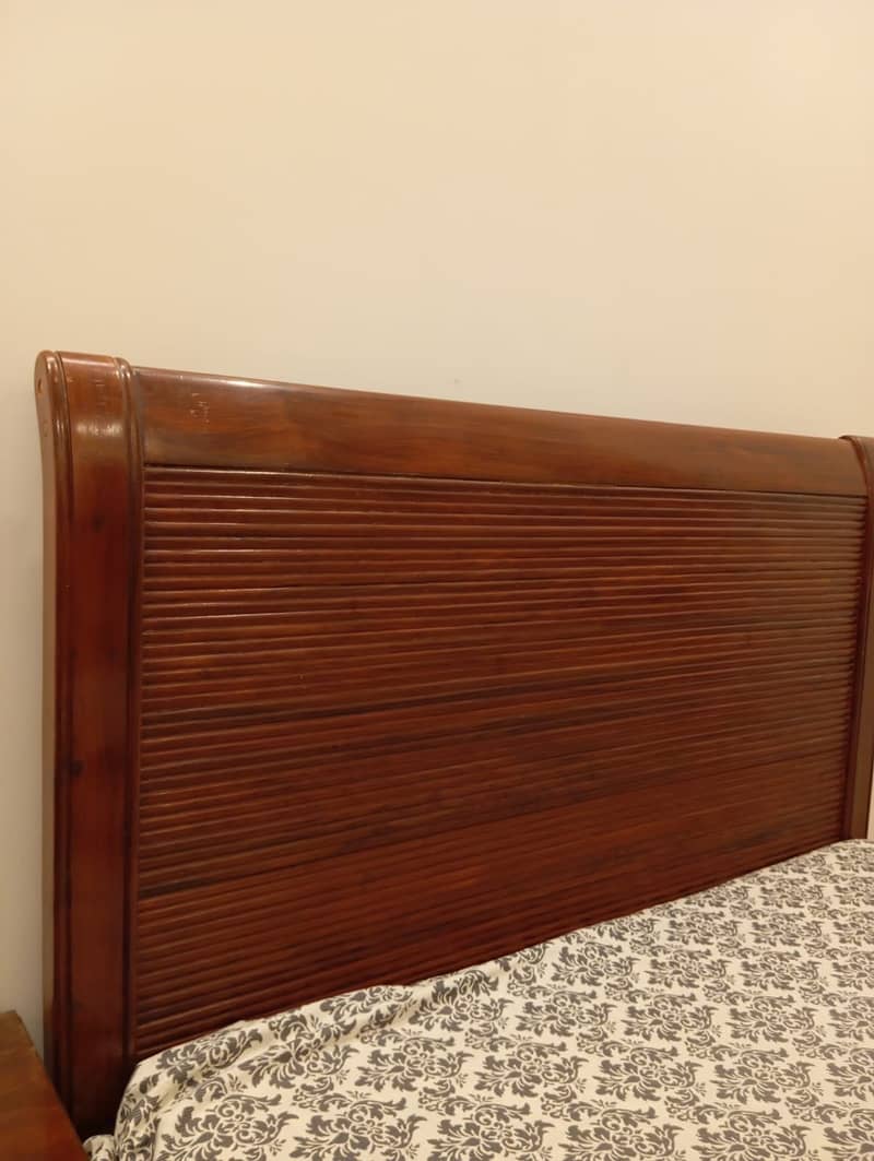 Single bed with 1 side table 0