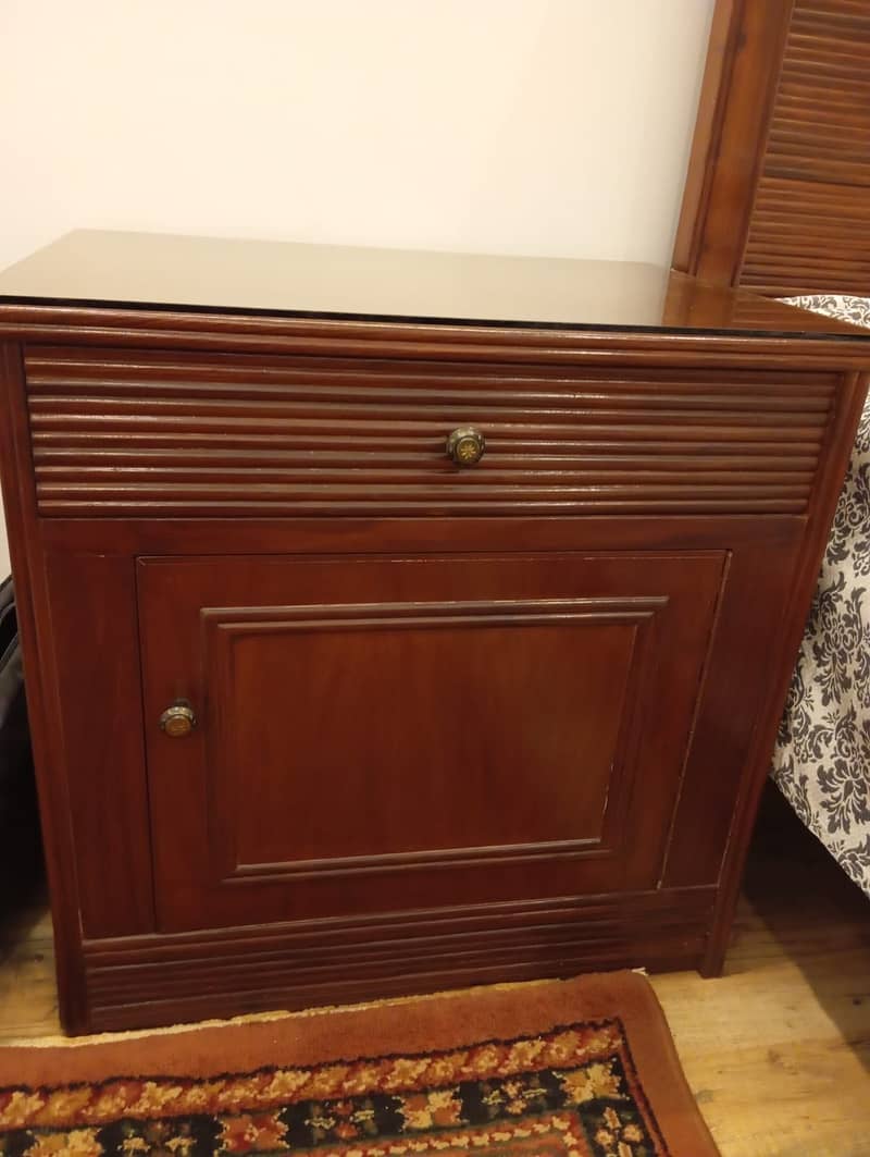 Single bed with 1 side table 2