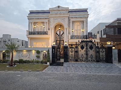 100% Original Add One Kanal Victorian Villa Full Basement | 7 Bed | At Prime Location Near Park
