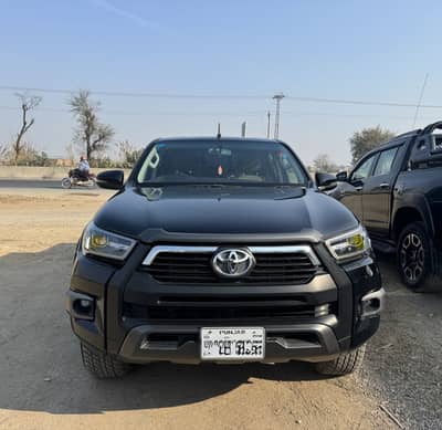 Toyota Hilux Revo V full options. Model 2020. Total genuine