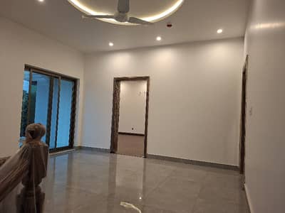 1 Kanal Used Bungalow At Prime Location