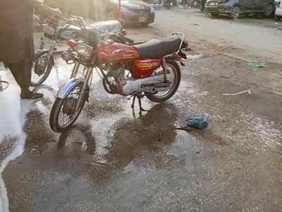 saaf suthri bike hai koi kaam nhi hai bas lo or chalao