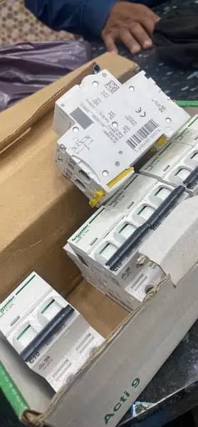 Schneider breakers 8