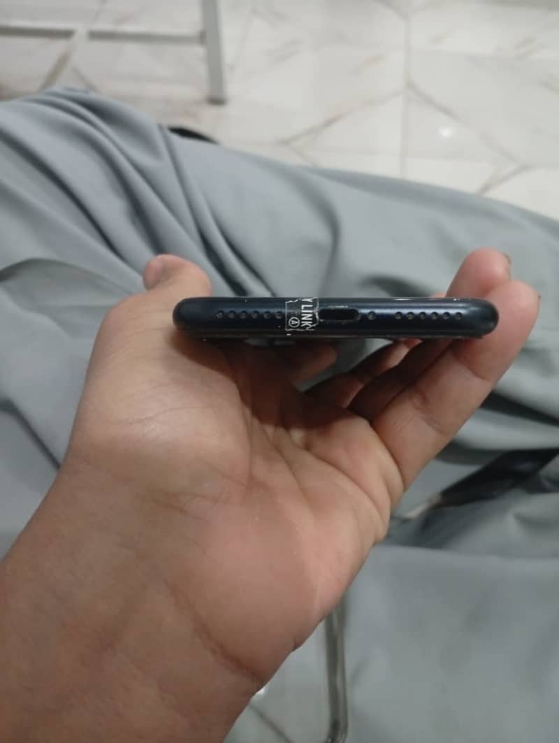 IPHONE SE 3RD GENERATION 6