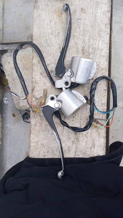 05 model ki hy hood condition ma enion grips asambly